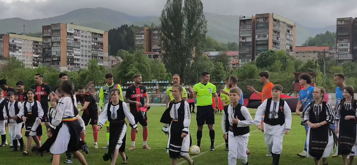 Copiii au intrat în costume populare la Minerul Lupeni - LPS HD Clinceni
