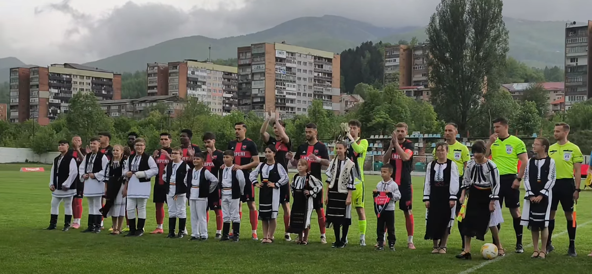 Copiii au intrat în costume populare la Minerul Lupeni - LPS HD Clinceni