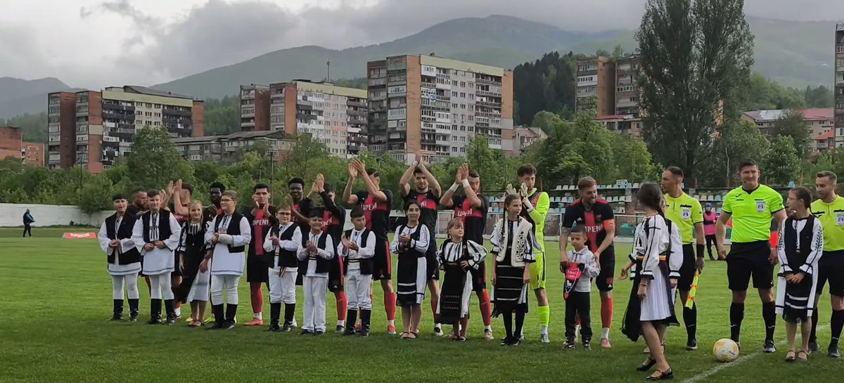 Copiii au intrat în costume populare la Minerul Lupeni - LPS HD Clinceni
