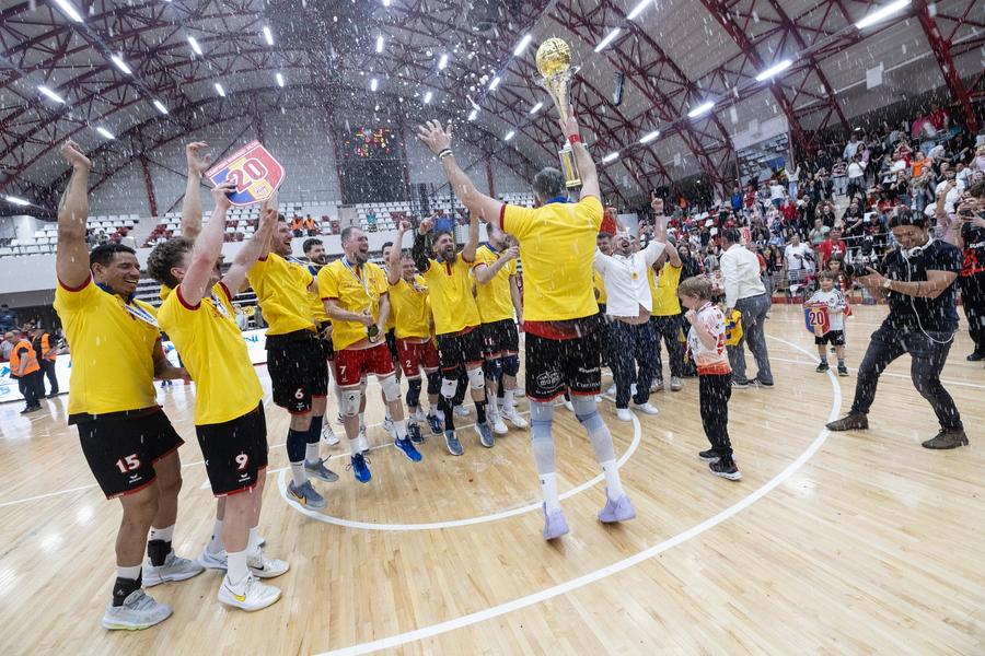 Voleibaliștii de la DInamo după ce au pus punct finalei FOTO FRV CS Dinamo București a câștigat al 20-lea titlu național la volei masculin