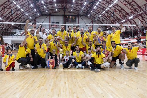 Voleibaliștii de la Dinamo sărbătorind tilul cu numărul 200 FOTO FRV