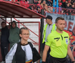 Copiii au intrat în costume populare la Minerul Lupeni - LPS HD Clinceni // Captură foto: Facebook