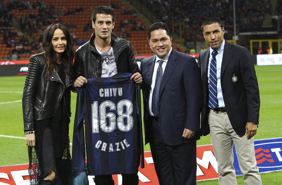 Tricoul înrămat primit în aprilie 2014 de Cristi Chivu de la președintele lui Inter, Eric Thohir, în prezența soției Adelina și a colegului Ivan Cordoba / Foto: GettyImages Fostul coleg al lui Chivu dă verdictul: „N-a fost un pariu la Inter! Este perfect pentru un proiect pe termen lung”