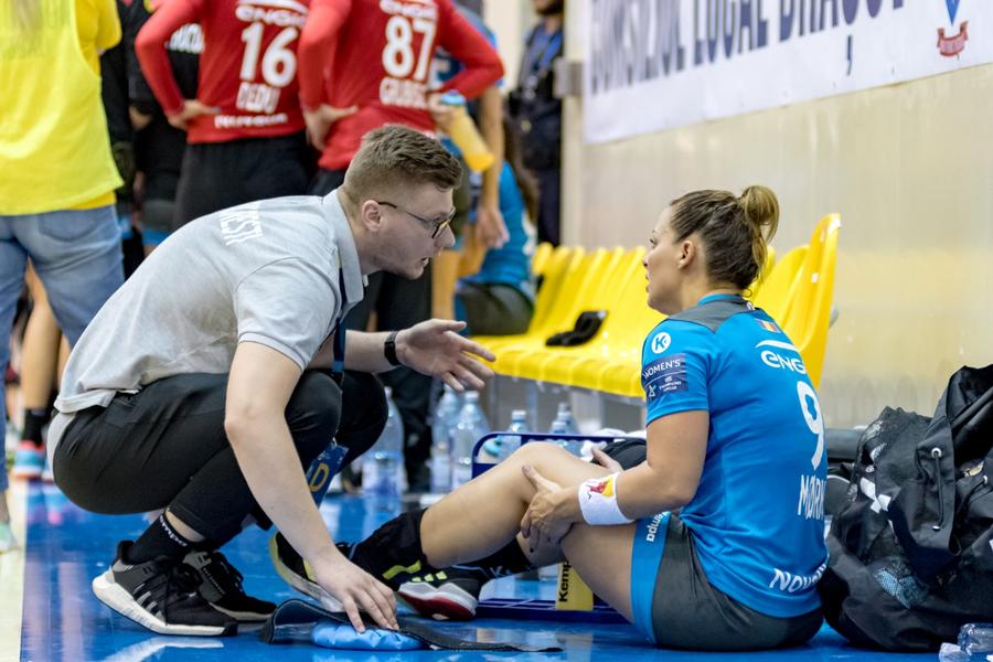 Nora vorbește cu maseorul Radu Șuță după accidentarea în Supercupă FOTO CSM București Interviu cu Nora Mork: „Sunt ca o pisică. Eu am zece vieți!”