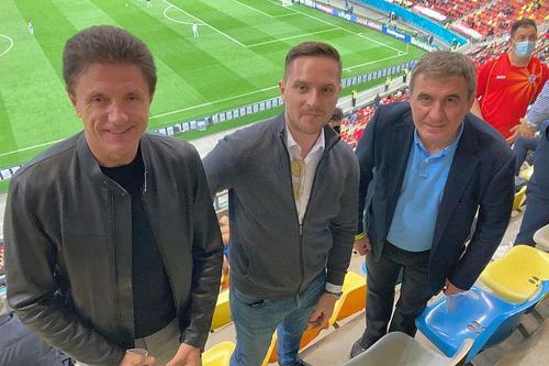 Popescu și Hagi au făcut poze cu spectatorii de la tribuna 2