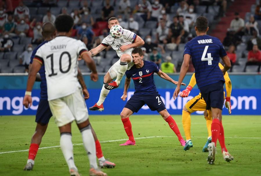 Momentul în care Pavard e lovit de Gosens UEFA cere explicații după Franța - Germania: „De ce a intrat pe teren?”