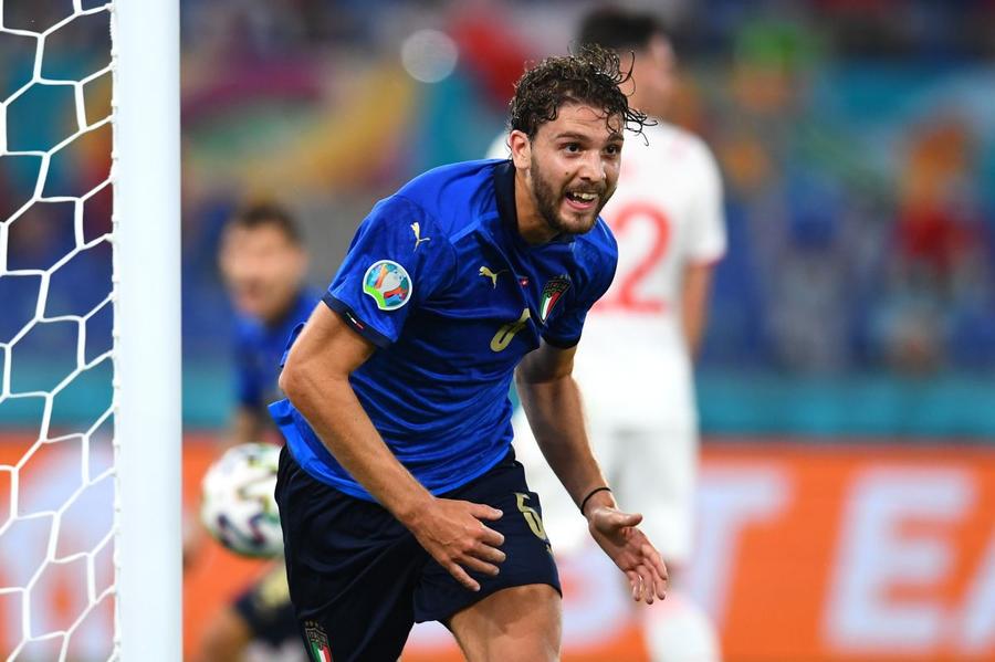 Manuel Locatelli, după ce a reușit o „dublă” în victoria cu Elveția, meci care i-a trimis pe italieni în „optimi”. Foto: GettyImages Juventus vrea să transfere o revelație de la EURO » Torinezii, gata să ofere 40 de milioane
