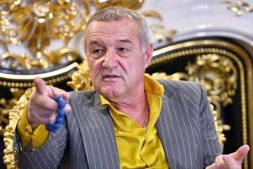 Gigi Becali, patronul FCSB, susține că va cumpăra 3 jucători în perioada următoare, doi fundași centrali și un atacant, toți străini.
