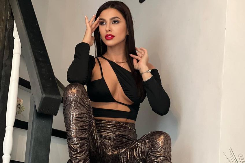 Adelina Nica are de 10 luni un copil cu Mihai Costea, dar relația dintre cei doi s-a închieat, pentru că, susține femeia, fostul atacant de la Craiova și FCSB nu se implică material în creșterea copilului.