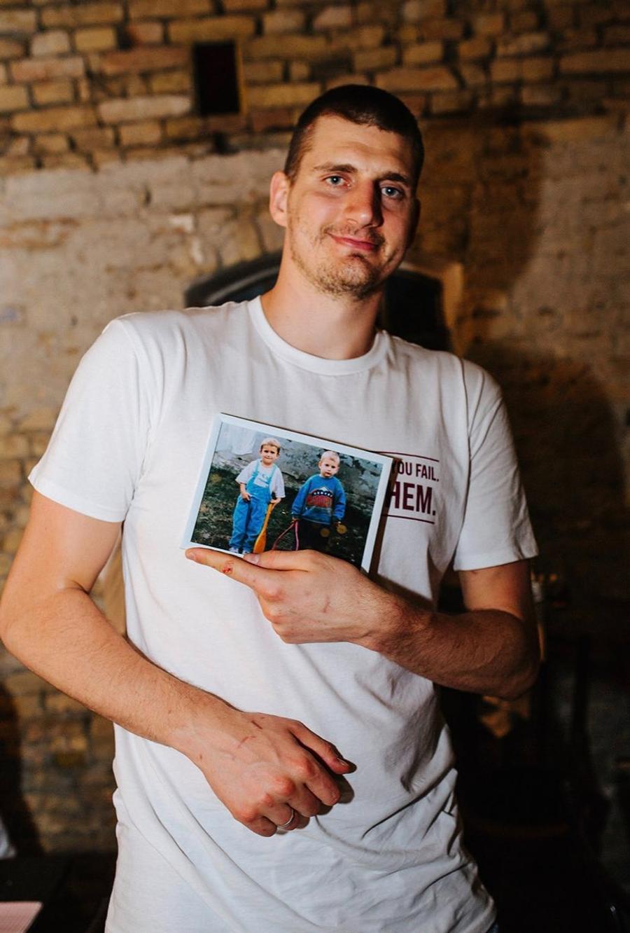 Nikola Jokic (foto: twitter/Denver Nuggets) L-a fascinat atât de mult încât a comandat-o imediat! Starul din NBA a făcut o achiziție de 1.000.000 de dolari