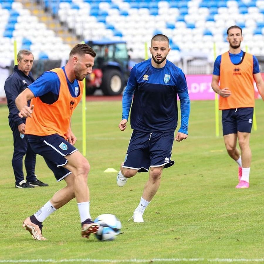 Edon Zhegrova, jucătorul în albastru, fără maiou portocaliu Cei 3 „tricolori” lăsați de Iodănescu în afara lotului pentru meciul din Kosovo » Gafa colosală a gazdelor: au lăsat pe dinafară un titular