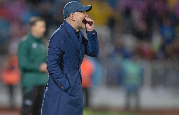 Edi Iordănescu: „Am schimbat 3 jucători din cauza condițiilor de joc” + Ce l-a dat peste cap: „Parcă e un blestem”