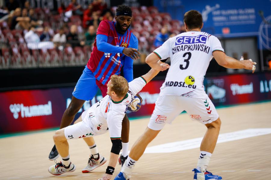 Dika Mem luptându-se cu apărarea celor de la Maddeburg FOTO Imago Images Se dă trofeul în Liga Campionilor » Magdeburg-Kielce e marea finală de duminică