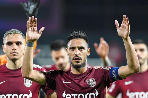 CFR Cluj se luptă încă cu vechi datorii. Acum trebuie să facă dovada, la 15 iulie, că nu avea datorii mai vechi de 90 de zile pe 30 iunie. Sunt însă jucători care au reclamat la UEFA restanțe de 50.000 euro.