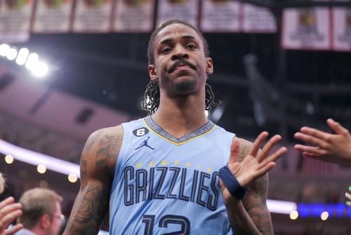 Conducătorul de joc al formației Memphis Grizzlies, Ja Morant (23 de ani), a fost suspendat de conducerea NBA timp de 25 de meciuri, după ce acesta a fost implicat în două episoade controversate, fiind suprins ținând în mână arme de foc. 
Foto: Imago