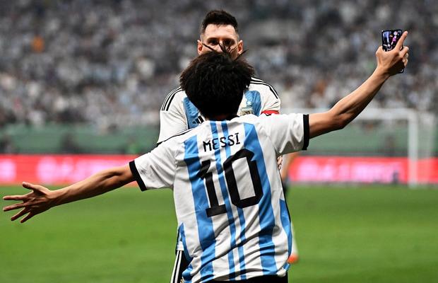 Toleranță zero! Ce s-a întâmplat cu fanul chinez care a intrat pe teren pentru a-l lua în brațe pe Lionel Messi