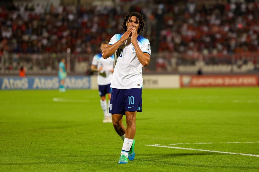 Trent Alexander-Arnold (24 de ani), fotbalistul celor de la Liverpool, de meserie fundaș dreapta, este folosit de selecționerul naționalei Angliei, Gareth Southgate (52 de ani), pe postul de mijlocaș central. 
Foto: Imago