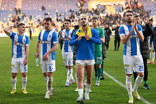 Bogdan Vătăjelu, primul din stânga, cu numărul 5 // foto: Imago Images
