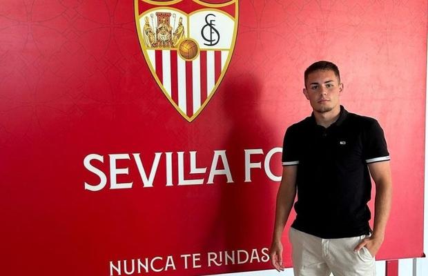 Surpriză! Câștigătoarea Europa League a transferat un fotbalist român: „E nerăbdător să joace pentru naționala noastră”