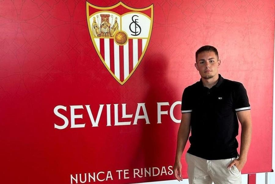 Răzvan Jalade, prezentat de FC Sevilla / Sursă foto: Twitter@AlexScoutRo Surpriză! Câștigătoarea Europa League a transferat un fotbalist român: „E nerăbdător să joace pentru naționala noastră”