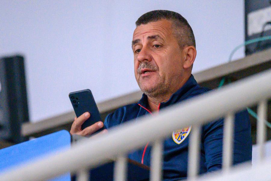 „Băi, ești un papagal moțat!” » FRF l-a urcat în avionul de Kosovo și pe scandalagiu!