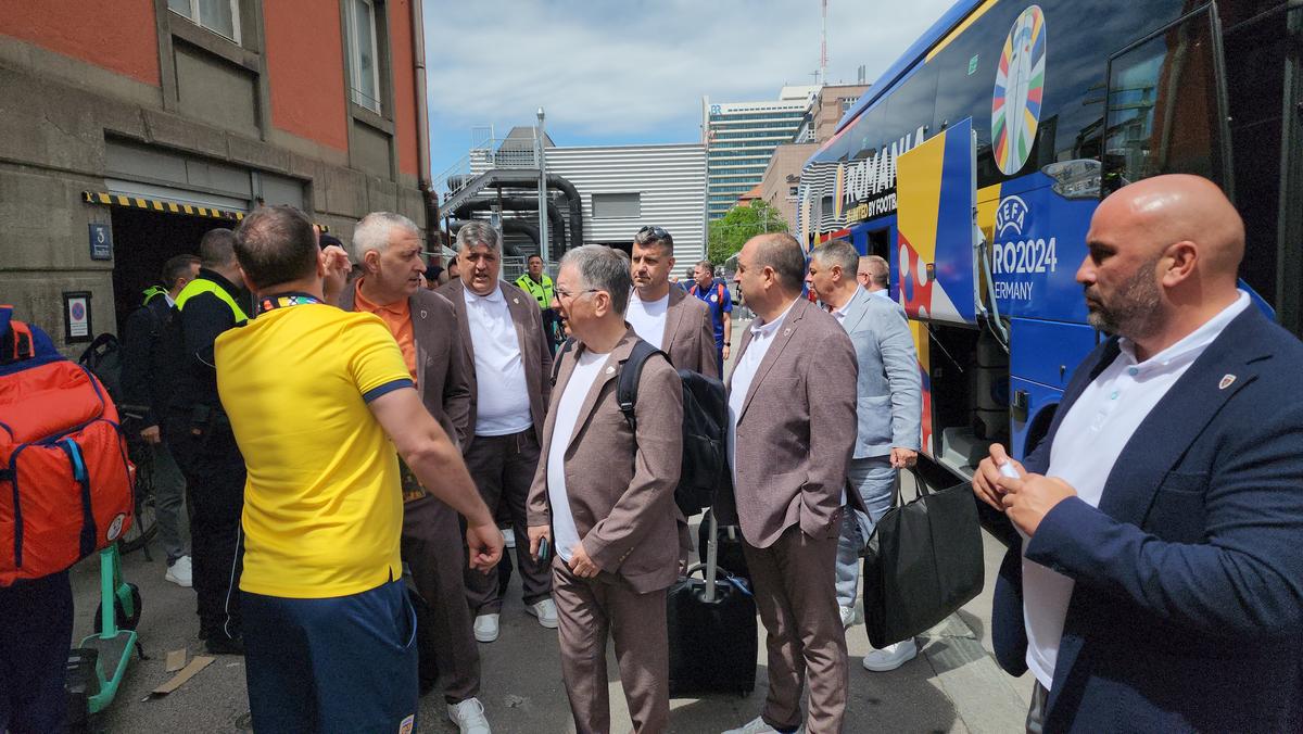 „Tricolorii” au descins în Munchen! Întâmpinați de zeci de români cu urale și cântece + Imagini elocvente cu Edi Iordănescu: apăsat și de ziua lui