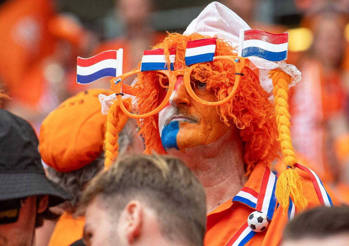 Suporterii Olandei, la înălțime înaintea meciului cu Polonia. Imagini cu marea „Oranj” prezentă pe Volksparkstadion