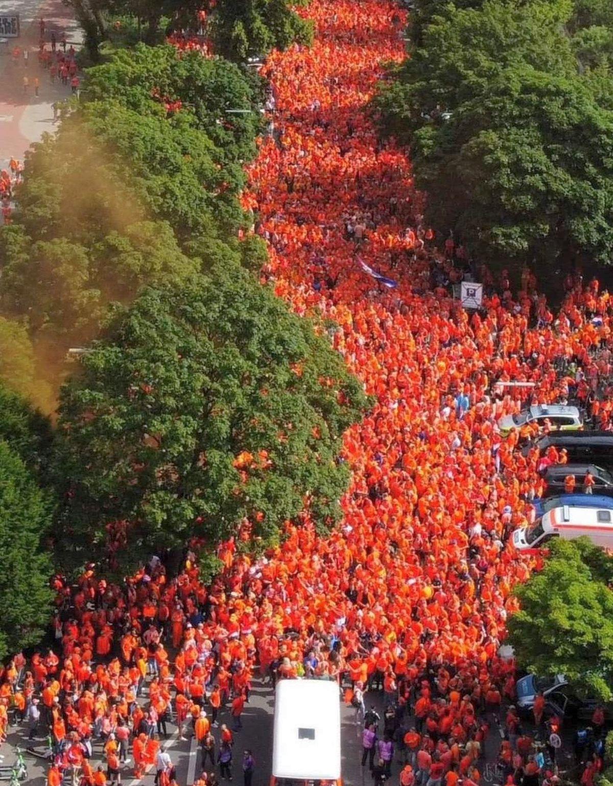 Suporterii Olandei, la înălțime înaintea meciului cu Polonia. Imagini cu marea „Oranj” prezentă pe Volksparkstadion