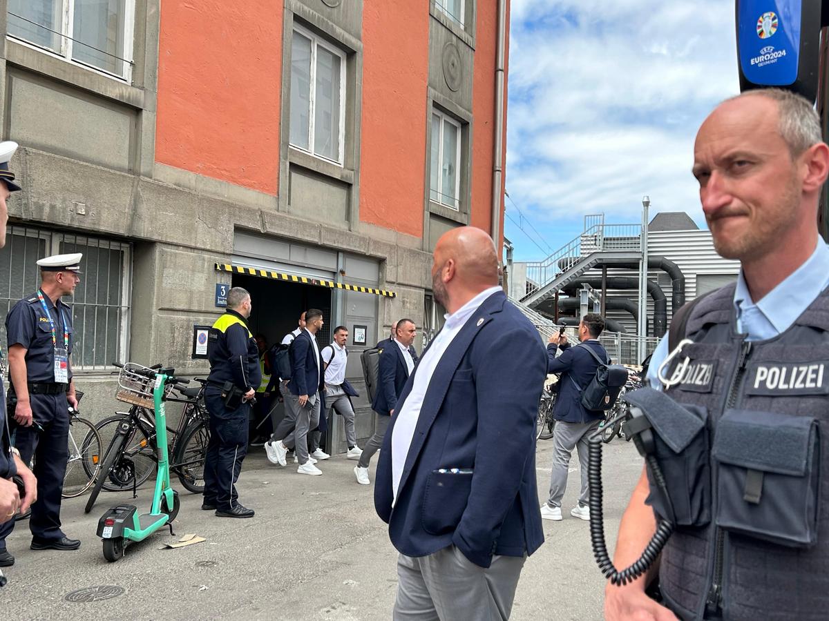 Naționala României a fost aşteptată de fani la gara din Munchen