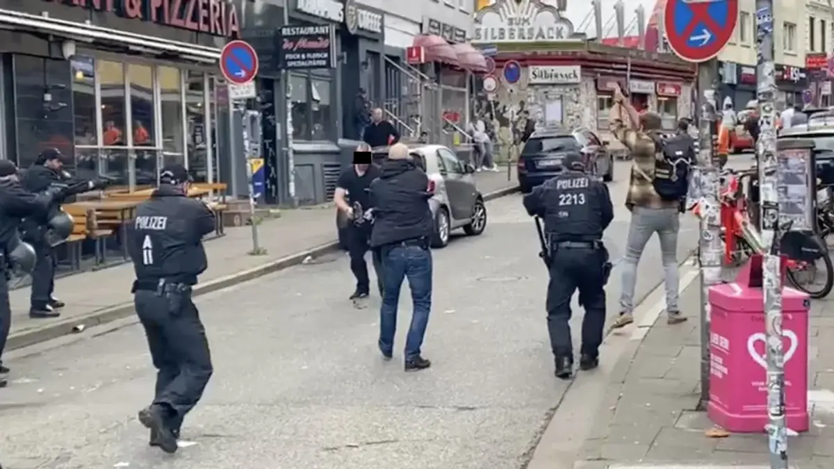 Incident major la Hamburg! A încercat să atace fanii cu un topor și a fost împușcat de Poliție, înainte de Polonia - Olanda