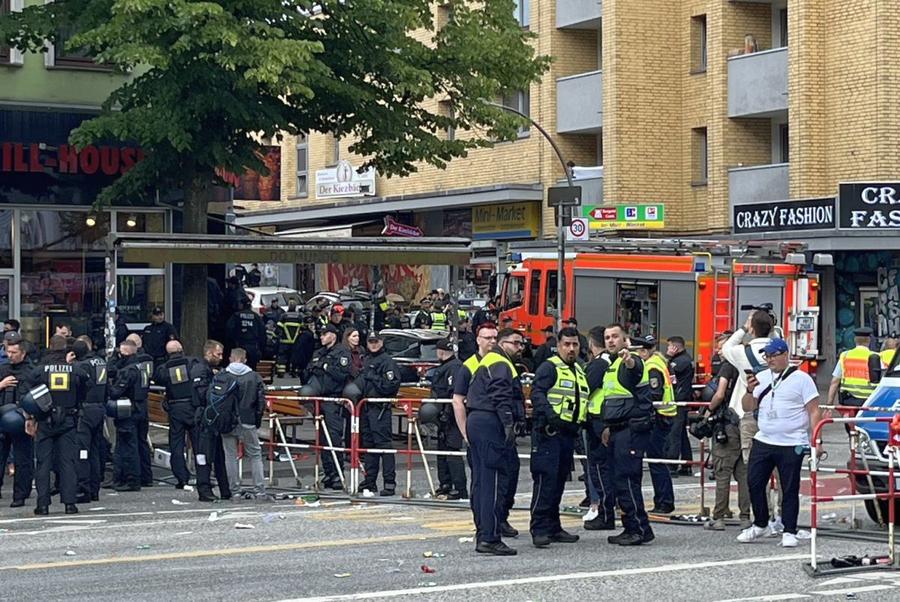 A încercat să atace fanii cu un topor și a fost UCIS de poliție înainte de Polonia - Olanda, foto: X Incident major la Hamburg! A încercat să atace fanii cu un topor și a fost împușcat de Poliție, înainte de Polonia - Olanda. Atenție, imagini șocante!