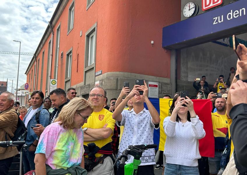 Românii au fost așteptați de zeci de fani la gara din Munchen Foto: Dani Grigore