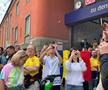 Românii au fost așteptați de zeci de fani la gara din Munchen Foto: Dani Grigore