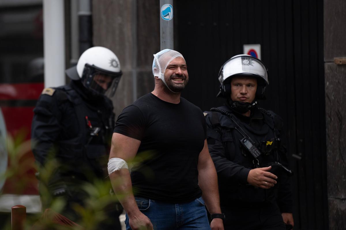 Bătaie GENERALĂ pe străzi înainte de Serbia - Anglia! » Noi scene BRUTALE la Euro: huliganii englezi i-au atacat pe sârbi la terase