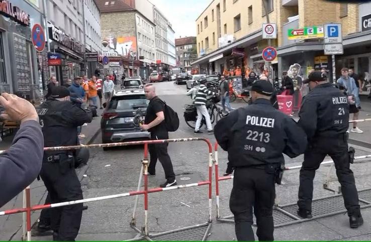 Incident major la Hamburg! A încercat să atace fanii cu un topor și a fost împușcat de Poliție. Foto: NDR