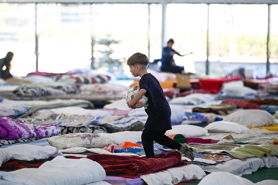 Un copil refugiat din Ucraina, cu o minge, în vama Siret, foto: Imago România - Ucraina, războiul și liniștea » Într-o zi a fotbalului, NU trebuie să uităm un lucru