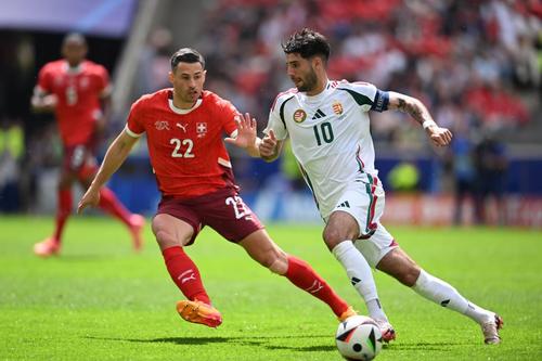 Dominik Szoboszlai (Ungaria, dreapta), în duel cu Fabian Schar (Elveția), la Euro 2024 Foto: Imago Images