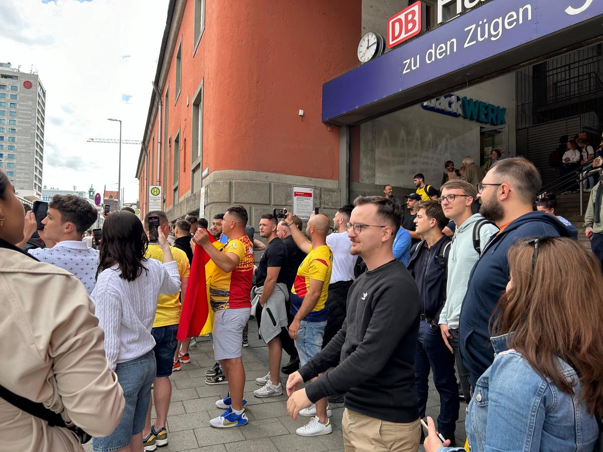 „Tricolorii” au descins în Munchen! Întâmpinați de zeci de români cu urale și cântece + Imagini elocvente cu Edi Iordănescu: apăsat și de ziua lui