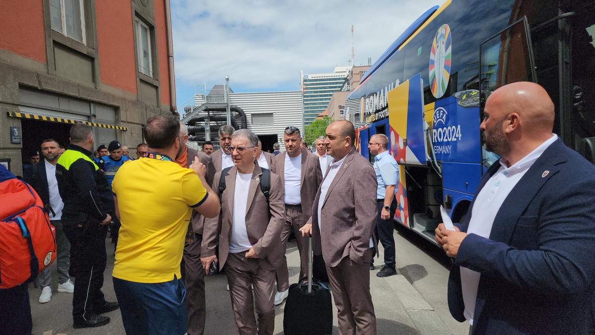„Tricolorii” au descins în Munchen! Întâmpinați de zeci de români cu urale și cântece + Imagini elocvente cu Edi Iordănescu: apăsat și de ziua lui