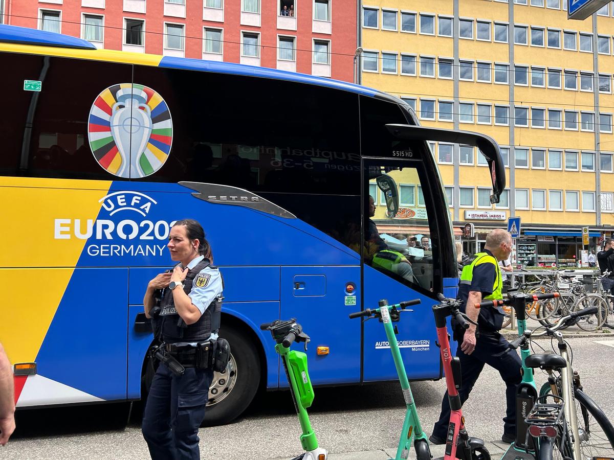 Naționala României a fost aşteptată de fani la gara din Munchen