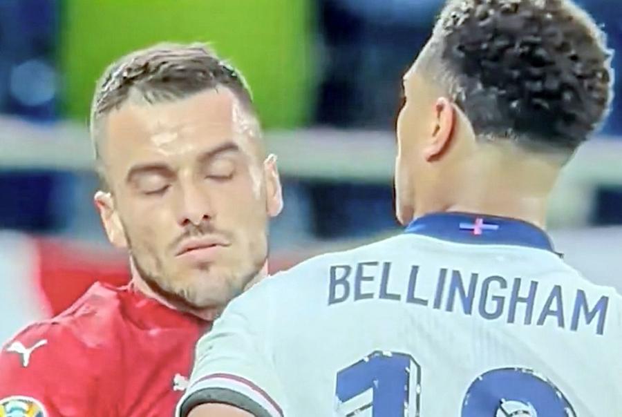 Ciocnirea dintre Bellingham și Filip Kostic / Captură ESPN FC Sârbii au izbucnit la adresa lui Bellingham » Gestul englezului, taxat aspru: „Rușinos! Marii fotbaliști nu fac așa ceva”
