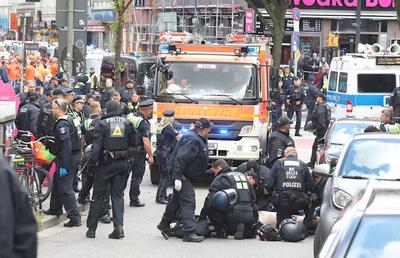 Incident major la Hamburg! A încercat să atace fanii cu un topor și a fost împușcat de Poliție, înainte de Polonia - Olanda. Atenție, imagini șocante!