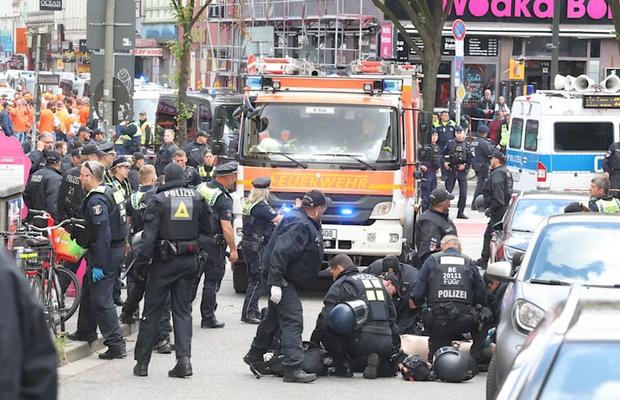Incident major la Hamburg! A încercat să atace fanii cu un topor și a fost împușcat de Poliție, înainte de Polonia - Olanda. Atenție, imagini șocante!