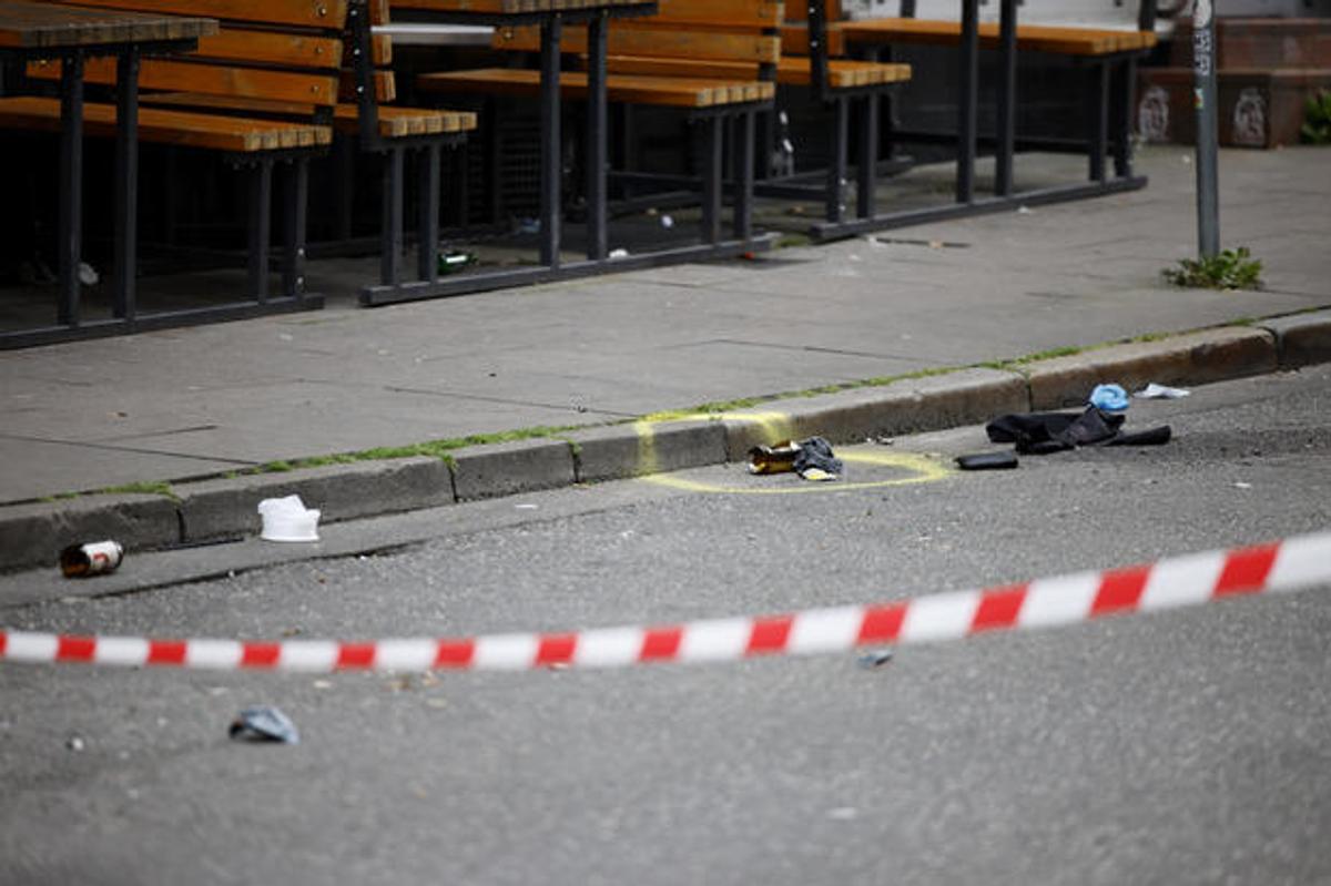 Incident major la Hamburg! A încercat să atace fanii cu un topor și a fost împușcat de Poliție, înainte de Polonia - Olanda. Atenție, imagini șocante!