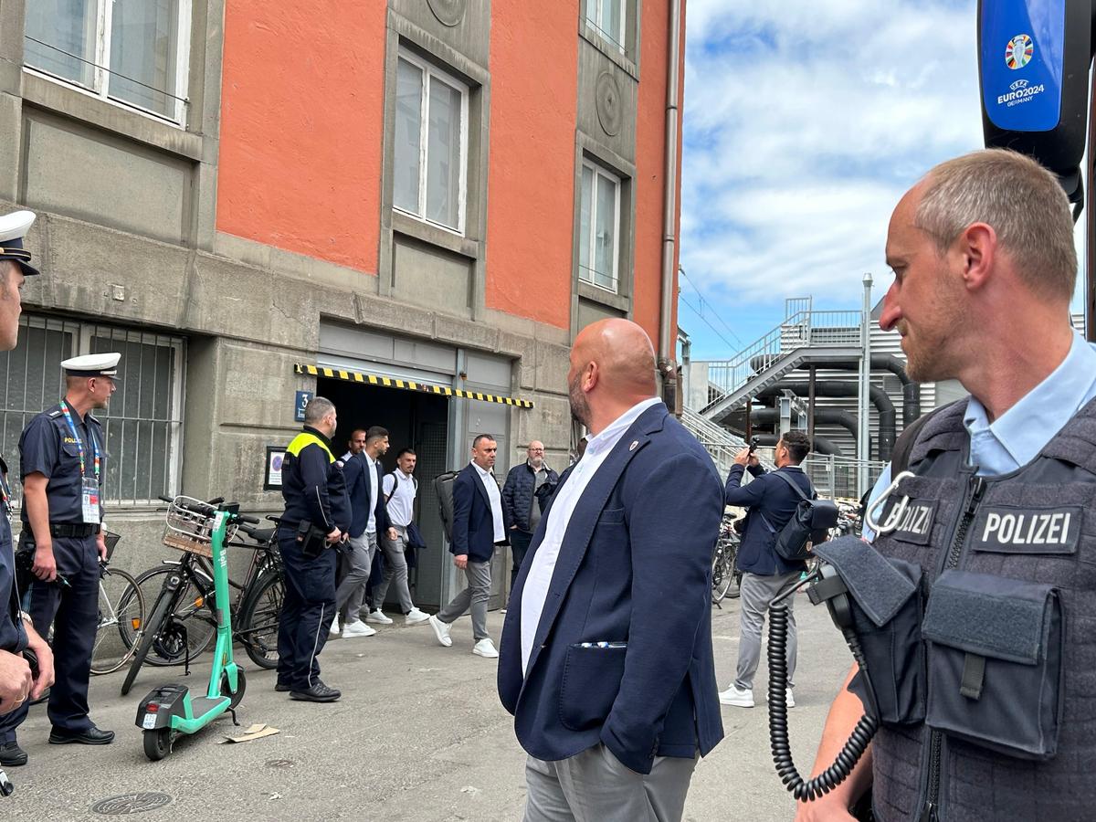 Naționala României a fost aşteptată de fani la gara din Munchen
