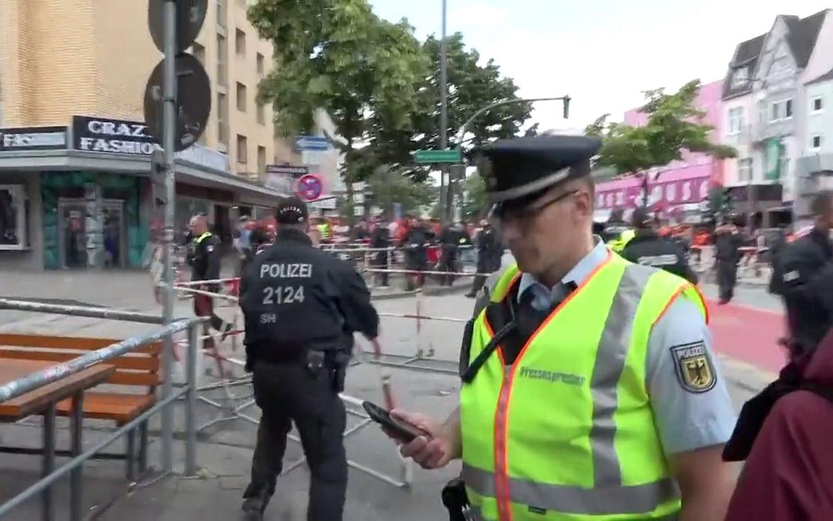 Incident major la Hamburg! A încercat să atace fanii cu un topor și a fost împușcat de Poliție, înainte de Polonia - Olanda. Atenție, imagini șocante!
