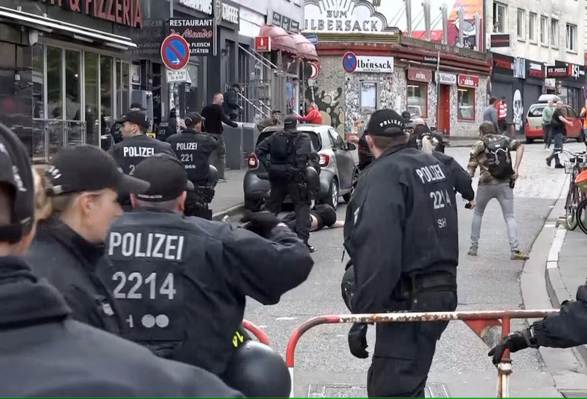 Incident major la Hamburg! A încercat să atace fanii cu un topor și a fost împușcat de Poliție, înainte de Polonia - Olanda. Atenție, imagini șocante!