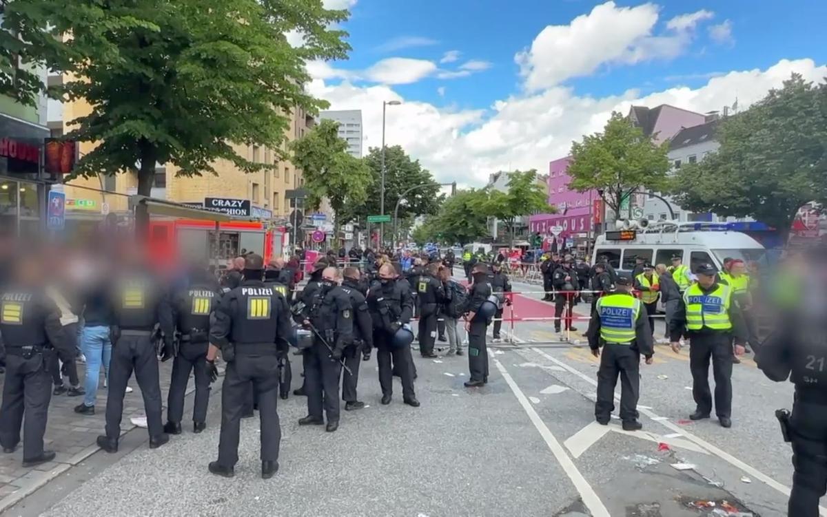 Incident major la Hamburg! A încercat să atace fanii cu un topor și a fost împușcat de Poliție, înainte de Polonia - Olanda. Atenție, imagini șocante!