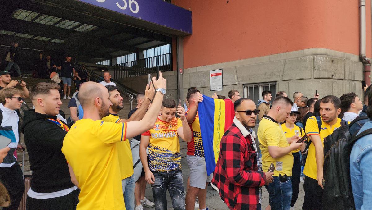 „Tricolorii” au descins în Munchen! Întâmpinați de zeci de români cu urale și cântece + Imagini elocvente cu Edi Iordănescu: apăsat și de ziua lui
