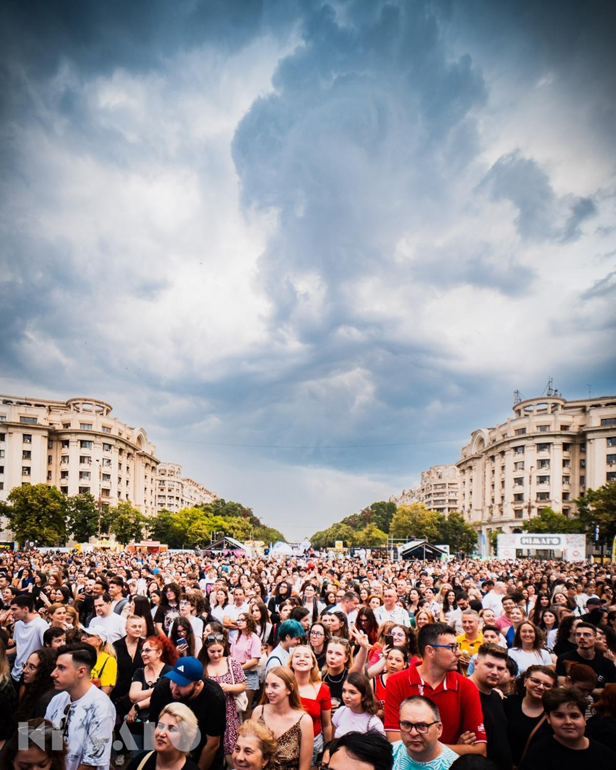 Cu 750 mp de ecrane, pe o scena de 60 metri, Festivalul KIMARO a început pe 13 iunie în Piața Constituției București!